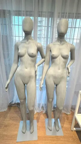 MANEQUIN FEMININO CINZA AVELUDADO NOVO.