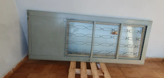 Vendo porta de aço com postigo, em ótimo estado de conservação!