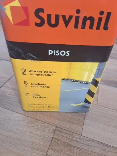 Lata de tinta suvinil nova