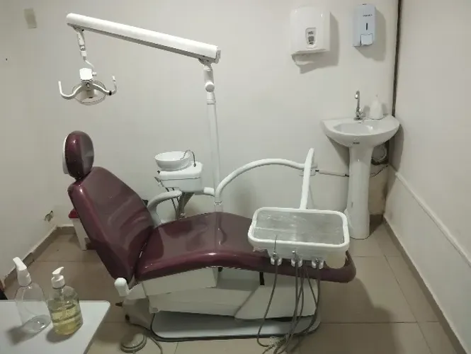 Cadeira odontológica e compressor 