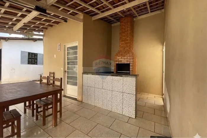 Casa com 05 quartos sendo uma suíte e area gourmet