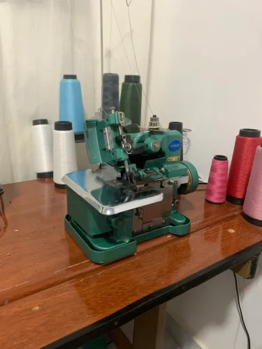 Máquina de costurar Overlock Chinesinha semi industrial 