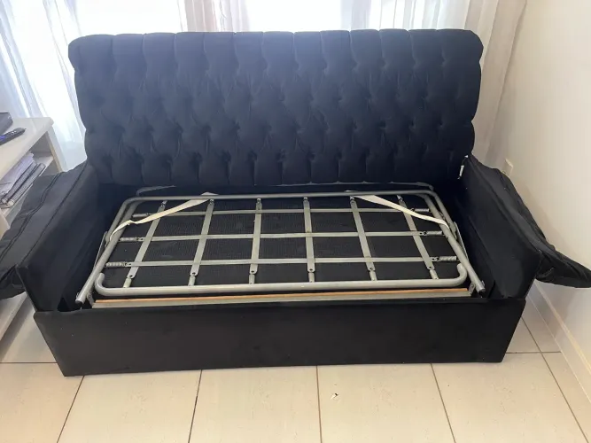 Sofá-cama Copel acabamento capitonê com estrutura metálica e colchão embutido 