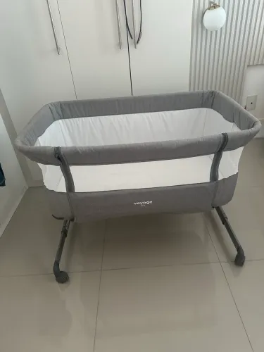 Moisés Voyage Link Cinza + Kit Completo (Mosquiteiro e 2 Lençóis) - Estado de Novo