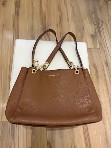 Bolsa Feminina Michael Kors em couro marrom pouco uso.