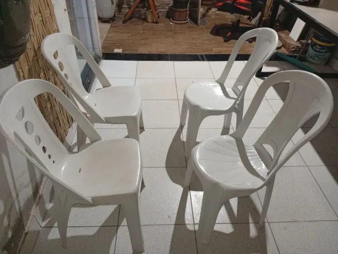 Jogo de cadeira de plástico branca