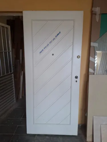 Porta de entrada de madeira maciça