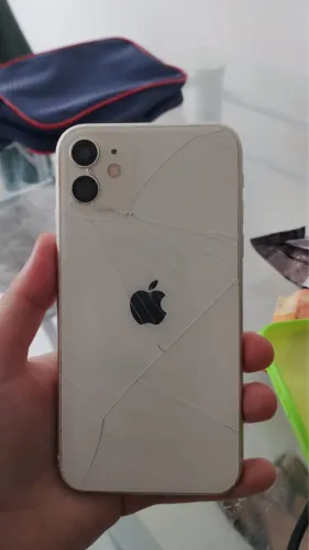 Vendo iPhone 11 com vidro de trás quebrado