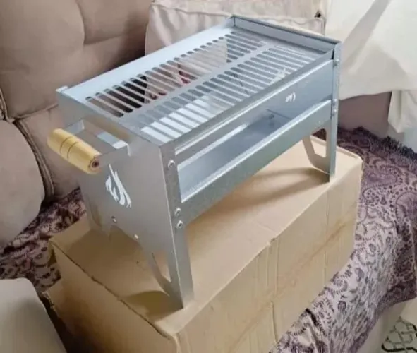 Churrasqueira Galvanizada Pequena Com Grelha Compacta