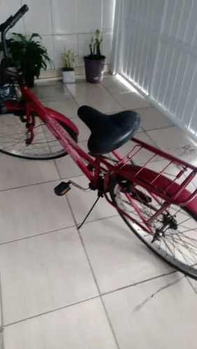 Vendo uma bicicleta aro 26 tropical super boa 300 reais
