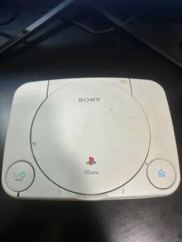 PS One (Slim) Ligando, com fonte, sem leitor