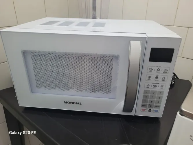 Microondas Mondial 21 L cor branca