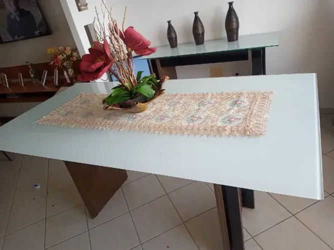 Mesa de jantar de vidro plotado em branco com aparador