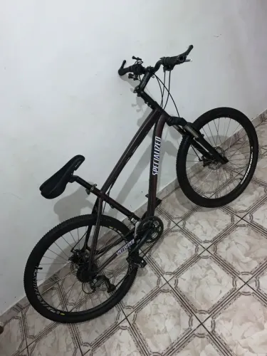 Venda-se bicicleta aro 26, nova tudo pegando!! Dois freios a disco!! Aceito trocas!!