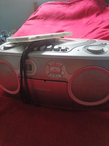 Vendo rádio AM FM gradiente funcionando tudo o CD ? funciona ele e bivolt