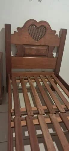 Cama estilo romântico em mogno 