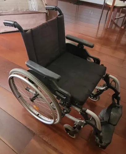 Cadeira de Rodas Dobrável - Conservada, Leve e Pronta para Uso