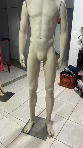 Manequim masculino de fibra com base