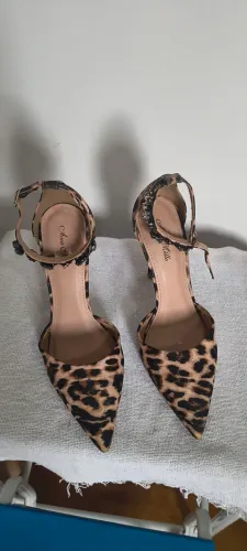 Scarpin de pedraria 