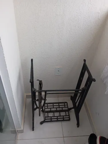 Um pé de máquina de costura para decoração,pode colocar um vidro ou mármore pedra