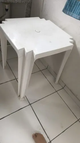 Mesa de plástico com 4 cadeiras