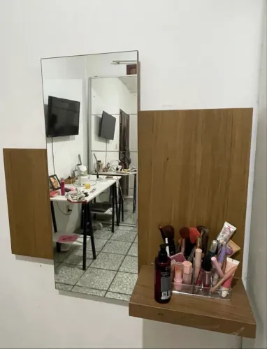 Vende-se espelho com prateleira 