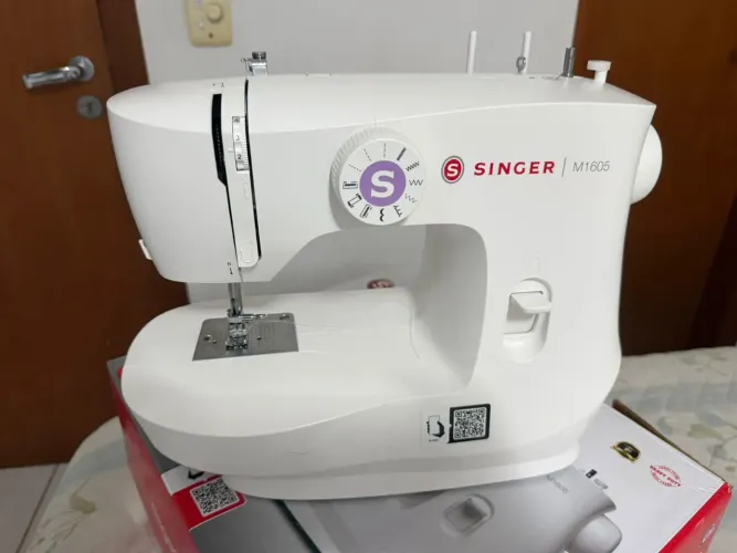 Maquina de Costura Singer M1605 - praticamente zerada