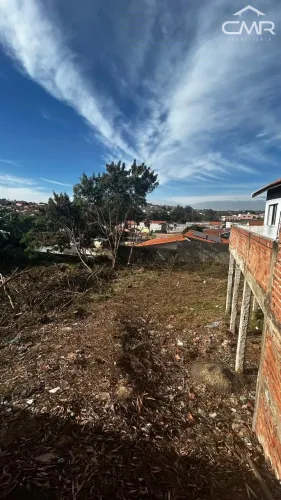 Terreno localizado no Bairro Chácara Nazareth II, medindo 125,00 m² com declive