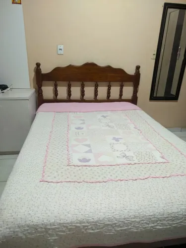 Cama em madeira de lei com colchão 