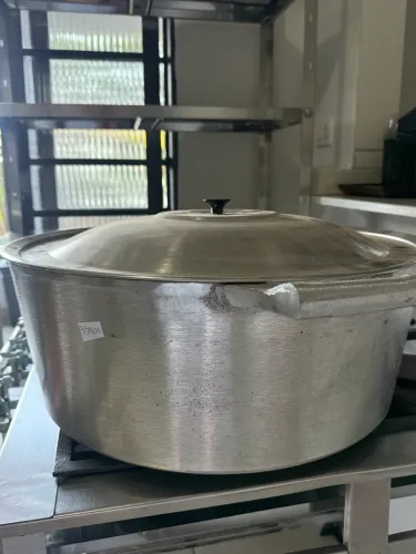 3 panelas grande, 1 caldeirão , 1 espagueteria, 1 escorredor ( para restaurante)
