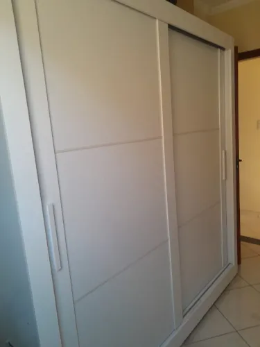 Vendo 2 Guarda Roupas com Porta de Correr Branco medindo 1,97 L x 2,08 A x 0,55 P