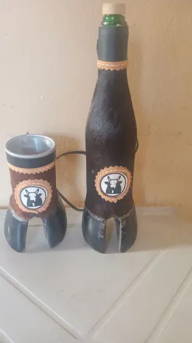 Garrafa e copo pé de boi