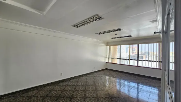 SALAS CONJUGADAS EM EDIFÍCIO EMPRESARIAL