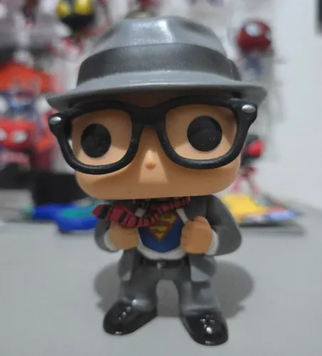 Funko Pop! Superman Clark Kent SEM CAIXA
