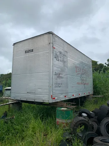 Baú com rampa hidráulica