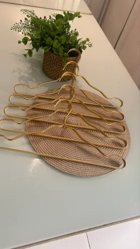 Cabide metálico dourado