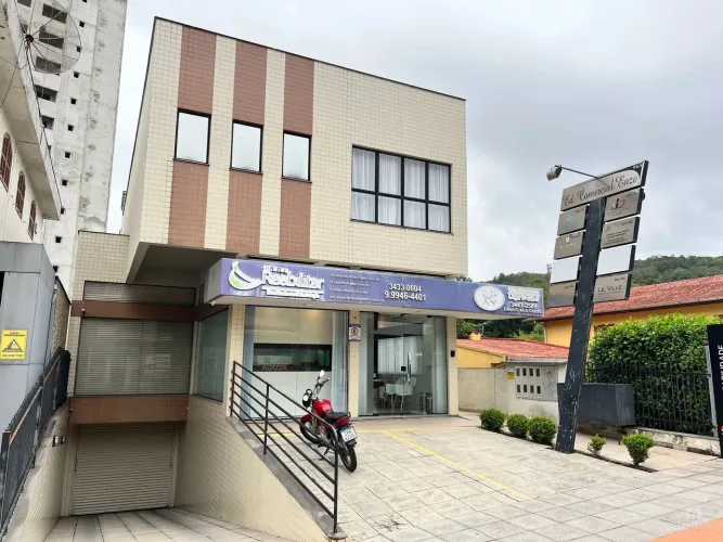 Sala comercial com 47 m² e 01 banheiro