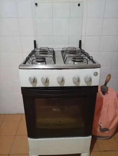 Fogão 4 bocas 3 anos de uso. Todas as bocas funcionando. Forno ok