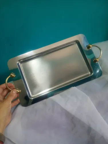 Bandeja em aço com alças dourada 