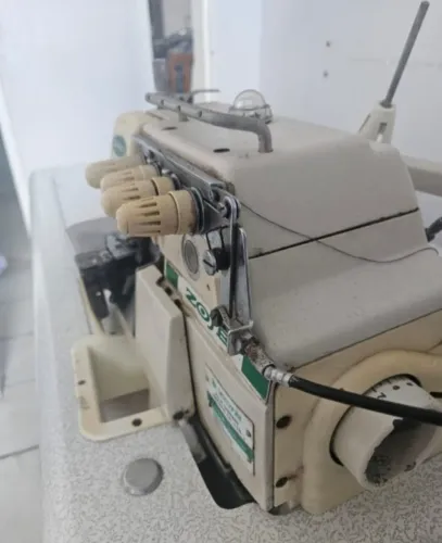 Maquina de costura Overlock