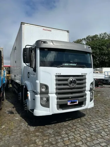 Vw 24.250 Bi Truck Ano: 2011/2011 C Baú de 9 Metros