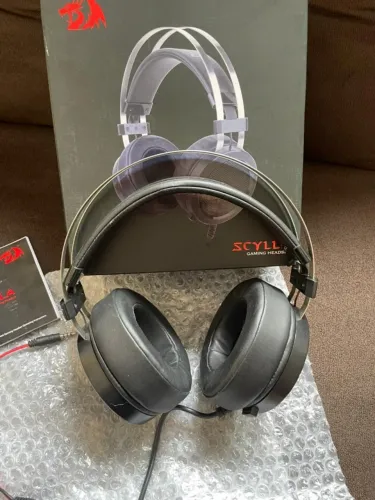 Headset Gamer Redragon Scylla Preto. Inclui microfone e dois conectores P2
