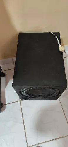 Vendo uma caixa de som grave ela pega na energia