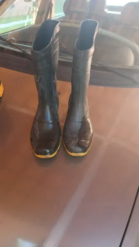 Bota de Borracha Preta!!