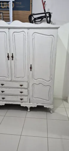 Guarda-roupa antigo de madeira maciça sem cupim