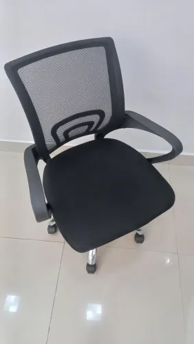 Cadeira de escritório com rodinha e regulagem de altura