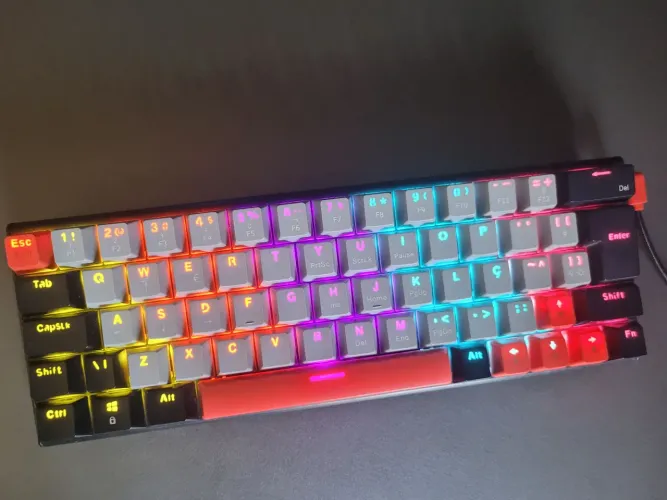 Teclado mecânico PCYES Kuromori 60%, na cor preta, com iluminação RGB