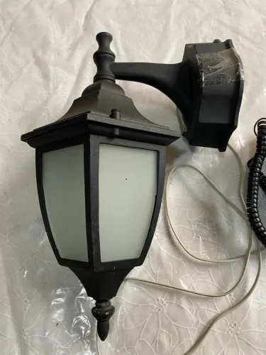 Telefone antigo e luminária