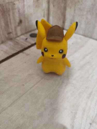 Detetive Pikachu boneco