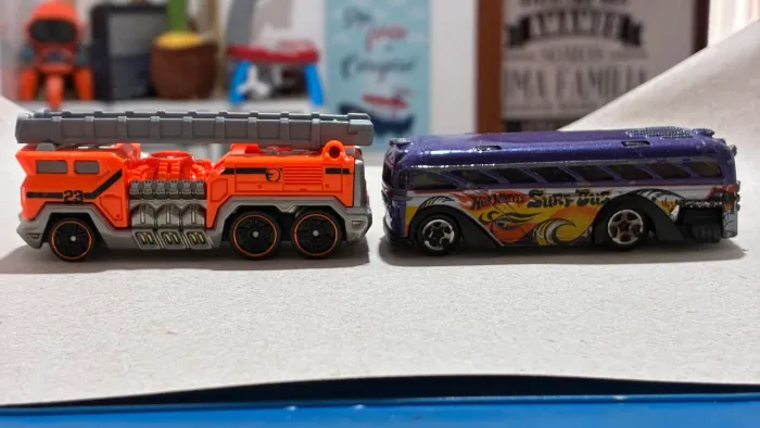 Dupla 5 Alarm + Surfin? School Bus Hot Wheels 